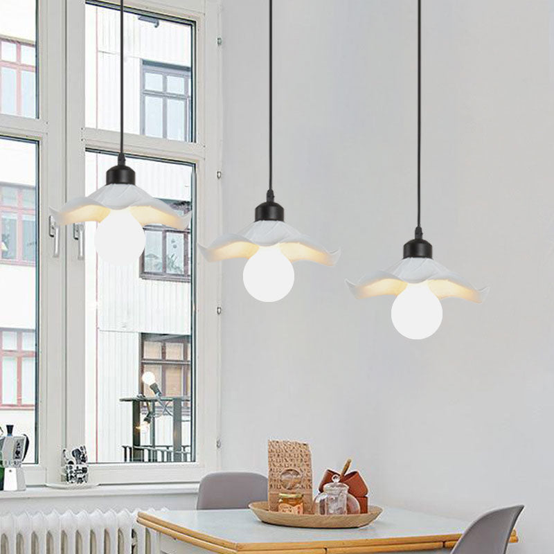 3 Heads Ruffled Edge Pendant Light Modern Style White Metallic Suspension Light with Linear/Round Canopy Clearhalo 'Ceiling Lights' 'Modern Pendants' 'Modern' 'Pendant Lights' 'Pendants' Lighting' 1126606