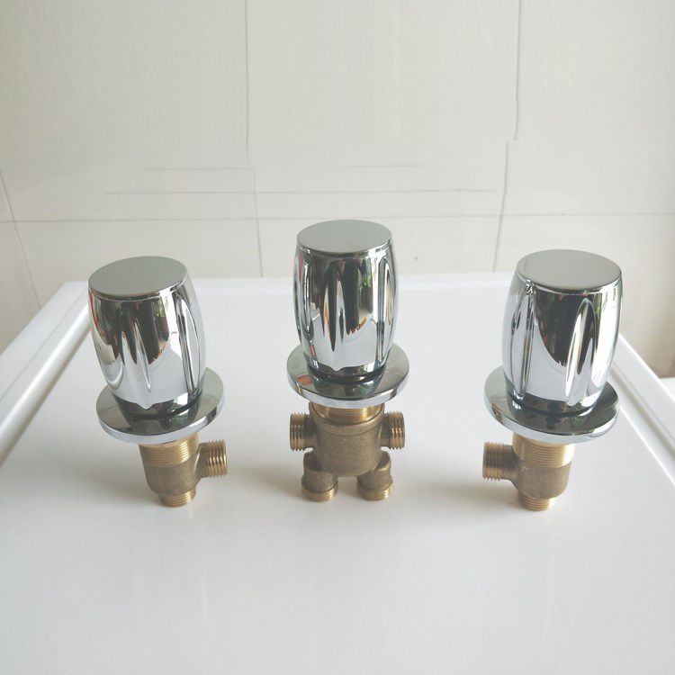 Deck Mounted Copper Roman Tub Faucet Low Arc Roman Tub Faucet Set in Chrome Clearhalo 'Bathroom Remodel & Bathroom Fixtures' 'Bathtub Faucets' 'bathtub_faucets' 'Home Improvement' 'home_improvement' 'home_improvement_bathtub_faucets' 1200x1200_18b8283a-ef98-4b9e-bdad-6c7621bb54e9