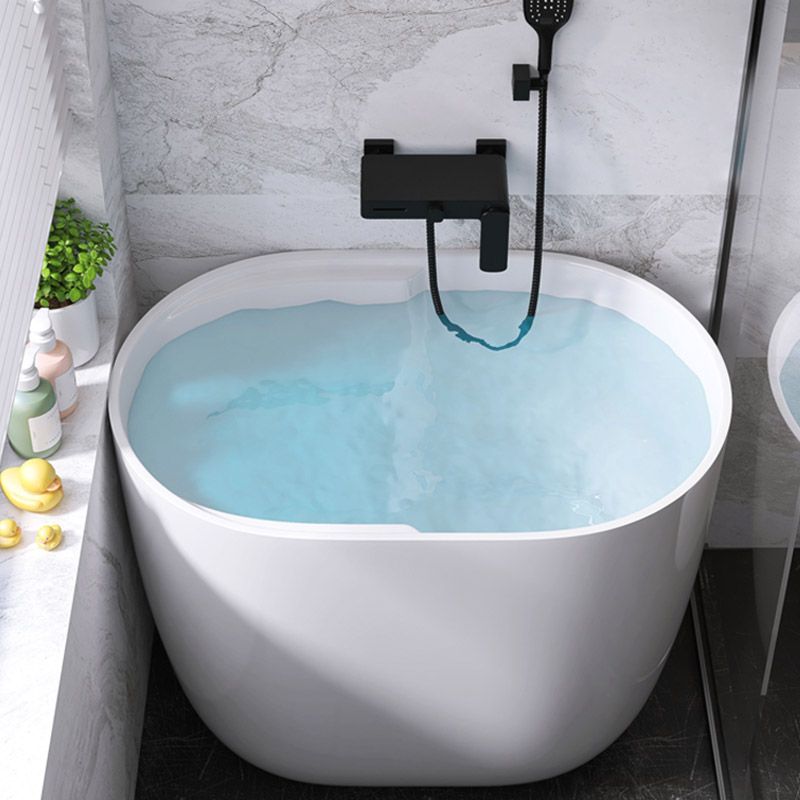 Modern Style Freestanding Bath Tub Oval Acrylic Soaking Bathtub in White Clearhalo 'Bathroom Remodel & Bathroom Fixtures' 'Bathtubs' 'Home Improvement' 'home_improvement' 'home_improvement_bathtubs' 'Showers & Bathtubs' 1200x1200_1cc83163-127e-4773-9e78-899fde81e503