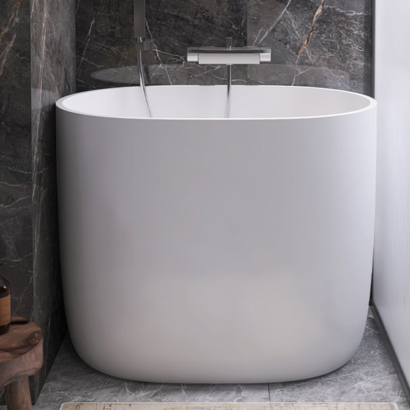 Modern Style Freestanding Bath Tub Acrylic Oval Bathtub in White Clearhalo 'Bathroom Remodel & Bathroom Fixtures' 'Bathtubs' 'Home Improvement' 'home_improvement' 'home_improvement_bathtubs' 'Showers & Bathtubs' 1200x1200_38f3223b-3e61-4377-95d1-5840656f78bd