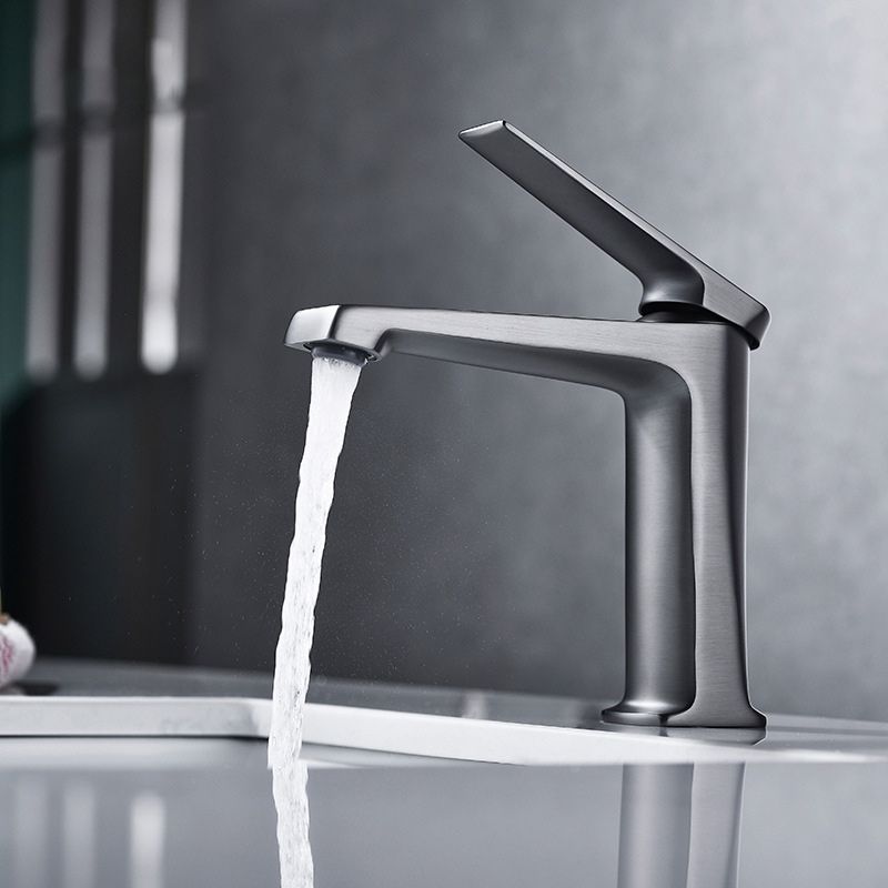 Modern Lavatory Faucet Brass Lever Handles Low Arc Bathroom Faucet Clearhalo 'bathroom_sink_faucets' 'Conjunta de Baño y Conjunta de Grifo' 'Coronamiento de Baño y Dispositivo de Baño' 'Grifo del lavabo del baño' 'Hogar' 'home_improvement' 'home_improvement_bathroom_sink_faucets' 'Mejoras para el hogar' 1200x1200_48e2a1e4-4733-417d-83e1-8e817e65e405