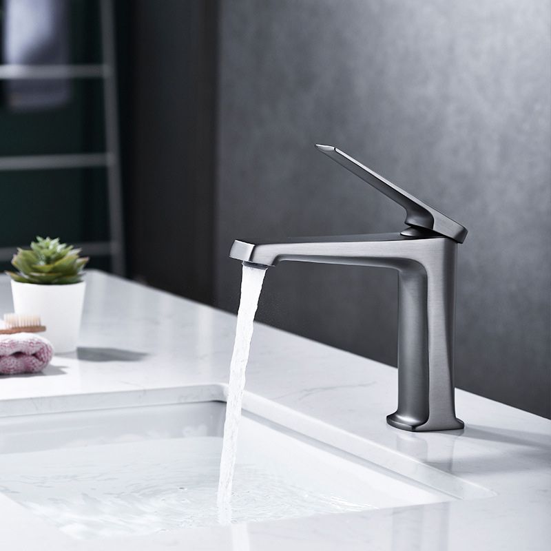 Modern Lavatory Faucet Brass Lever Handles Low Arc Bathroom Faucet Clearhalo 'bathroom_sink_faucets' 'Conjunta de Baño y Conjunta de Grifo' 'Coronamiento de Baño y Dispositivo de Baño' 'Grifo del lavabo del baño' 'Hogar' 'home_improvement' 'home_improvement_bathroom_sink_faucets' 'Mejoras para el hogar' 1200x1200_52159396-4acd-4ae1-ac5c-f68f56ce2cf5