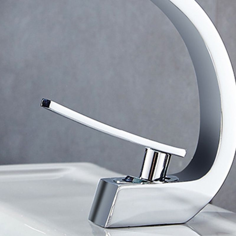 Light Luxury Bathroom Faucet Single Hole Basin Lavatory Faucet with Lever Handle Clearhalo 'bathroom_sink_faucets' 'Conjuntos de Torneiras de Lavatório e Banheiro' 'home_improvement' 'home_improvement_bathroom_sink_faucets' 'Mobiliário Doméstico' 'Página inicial' 'Renovação e equipamento de casa de banho' 'Torneira para lavatório de banheiro' 1200x1200_6c5f8a1d-8d50-4aab-92a3-8789b0e37612