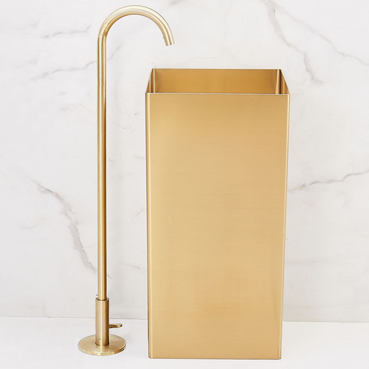 Contemporary Brass Freestanding Bathtub Faucet High Arc Bathtub Faucet Clearhalo 'Bathroom Remodel & Bathroom Fixtures' 'Bathtub Faucets' 'bathtub_faucets' 'Home Improvement' 'home_improvement' 'home_improvement_bathtub_faucets' 1200x1200_6d75cffd-f7c6-4588-86d0-1dfcaaf1a5c6