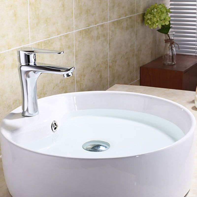 Single Handle Basin Lavatory Faucet Low Arc Brass Bathroom Faucet Clearhalo 'bathroom_sink_faucets' 'Conjuntos de Torneiras de Lavatório e Banheiro' 'home_improvement' 'home_improvement_bathroom_sink_faucets' 'Mobiliário Doméstico' 'Página inicial' 'Renovação e equipamento de casa de banho' 'Torneira para lavatório de banheiro' 1200x1200_7fb3a606-f172-4074-90f5-a28ea1b81b1d