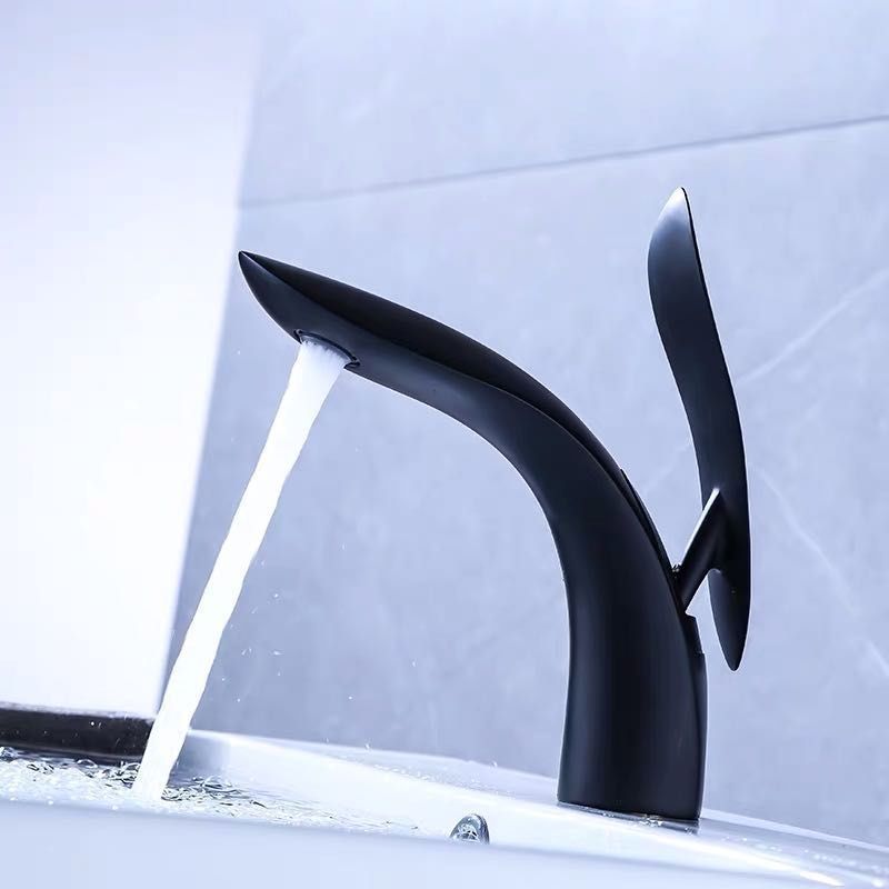 Light Luxury Vessel Faucet Single Hole Faucet Lever Handle Bathroom Faucet Clearhalo 'bathroom_sink_faucets' 'Conjunta de Baño y Conjunta de Grifo' 'Coronamiento de Baño y Dispositivo de Baño' 'Grifo del lavabo del baño' 'Hogar' 'home_improvement' 'home_improvement_bathroom_sink_faucets' 'Mejoras para el hogar' 1200x1200_81194fa8-4bce-4b86-b900-3cb103907f75