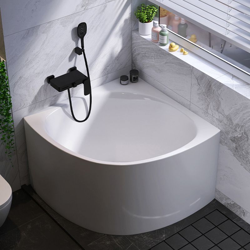 White Acrylic Corner Soaking Bath Modern Back to Wall Bathtub Clearhalo 'Bathroom Remodel & Bathroom Fixtures' 'Bathtubs' 'Home Improvement' 'home_improvement' 'home_improvement_bathtubs' 'Showers & Bathtubs' 1200x1200_91a7884b-b30a-4e91-a31a-45d707099ebd