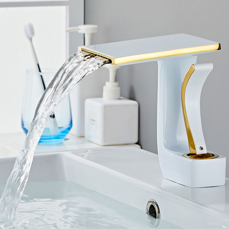 Luxury Single Handle Sink Faucet Bathroom Brass Centerset Faucet Clearhalo 'Bathroom Remodel & Bathroom Fixtures' 'Bathroom Sink Faucets' 'Bathroom Sinks & Faucet Components' 'bathroom_sink_faucets' 'Home Improvement' 'home_improvement' 'home_improvement_bathroom_sink_faucets' 1200x1200_a0a20ccf-6cf1-4536-8f19-7b903b924ae2