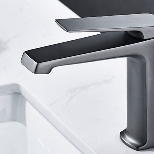 Modern Lavatory Faucet Brass Lever Handles Low Arc Bathroom Faucet Clearhalo 'bathroom_sink_faucets' 'Conjunta de Baño y Conjunta de Grifo' 'Coronamiento de Baño y Dispositivo de Baño' 'Grifo del lavabo del baño' 'Hogar' 'home_improvement' 'home_improvement_bathroom_sink_faucets' 'Mejoras para el hogar' 1200x1200_a1ce8446-1fdb-473b-a6e0-2424e061597f