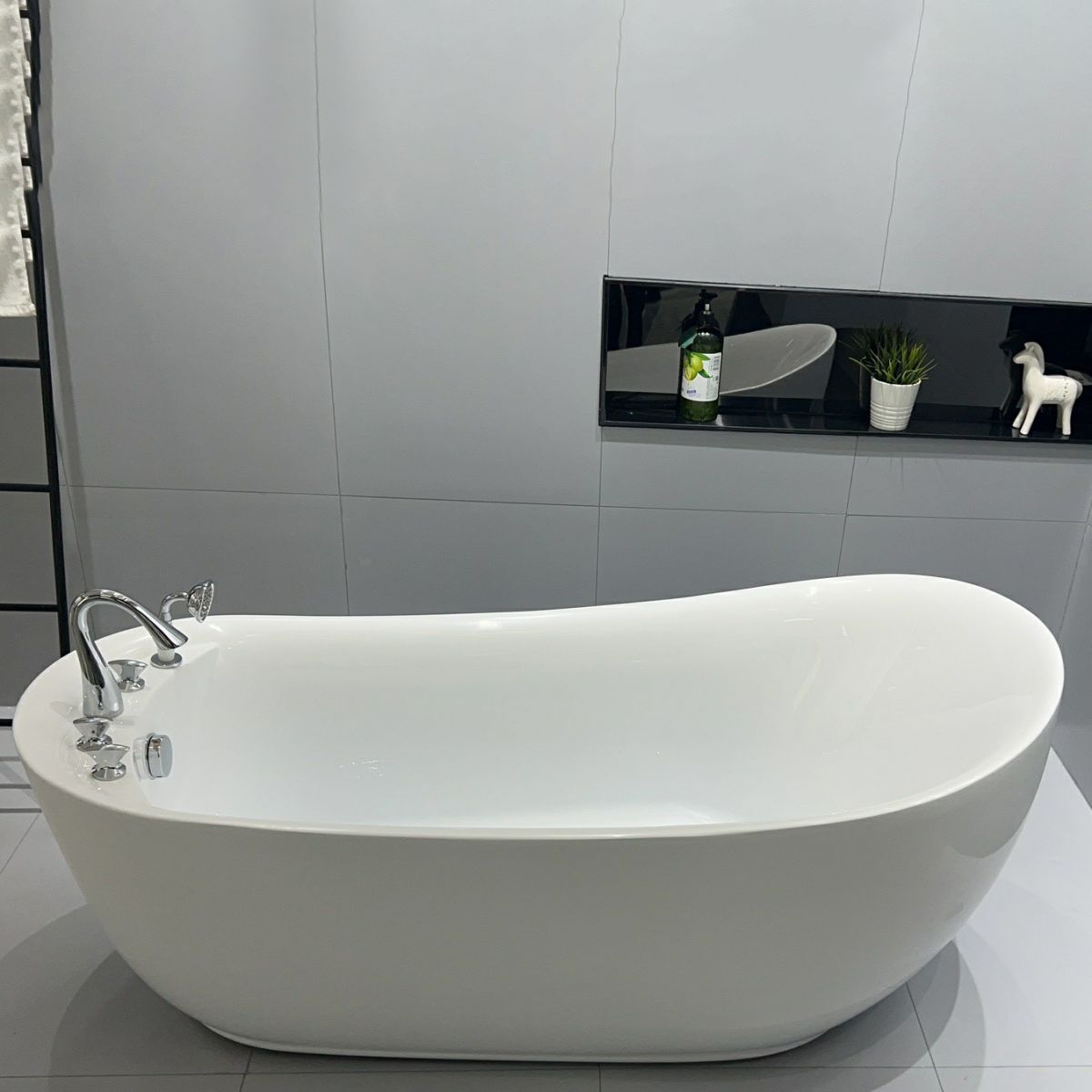 Acrylic Soaking Bathtub White Freestanding Bath for Bathroom Clearhalo 'Bathroom Remodel & Bathroom Fixtures' 'Bathtubs' 'Home Improvement' 'home_improvement' 'home_improvement_bathtubs' 'Showers & Bathtubs' 1200x1200_a92991b8-dded-4852-9da2-9877649d259c