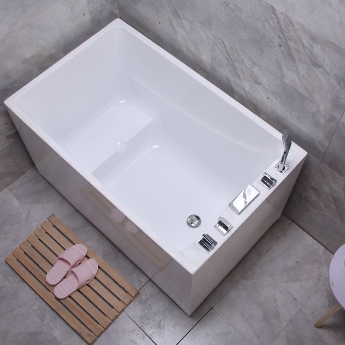 Contemporary White Acrylic Bathtub Rectangular Soaking Tub for Home Clearhalo 'Bathroom Remodel & Bathroom Fixtures' 'Bathtubs' 'Home Improvement' 'home_improvement' 'home_improvement_bathtubs' 'Showers & Bathtubs' 1200x1200_c98271b6-3d1d-435c-8bbb-4118aa696f33