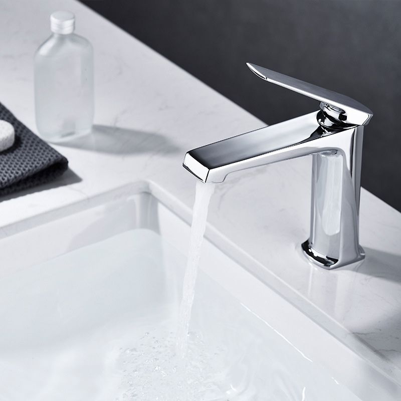 Modern Lavatory Faucet Brass Lever Handles Low Arc Bathroom Faucet Clearhalo 'bathroom_sink_faucets' 'Conjunta de Baño y Conjunta de Grifo' 'Coronamiento de Baño y Dispositivo de Baño' 'Grifo del lavabo del baño' 'Hogar' 'home_improvement' 'home_improvement_bathroom_sink_faucets' 'Mejoras para el hogar' 1200x1200_ca065839-56a4-41ab-abc5-f463325fa670