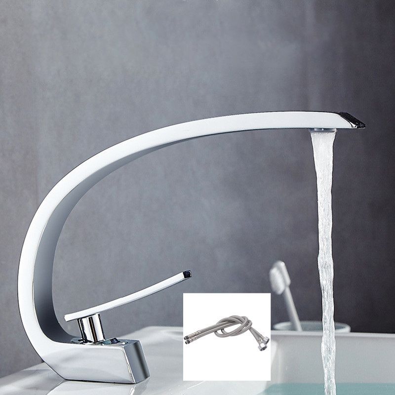 Light Luxury Bathroom Faucet Single Hole Basin Lavatory Faucet with Lever Handle Clearhalo 'bathroom_sink_faucets' 'Conjuntos de Torneiras de Lavatório e Banheiro' 'home_improvement' 'home_improvement_bathroom_sink_faucets' 'Mobiliário Doméstico' 'Página inicial' 'Renovação e equipamento de casa de banho' 'Torneira para lavatório de banheiro' 1200x1200_cbbb723a-f352-4ff6-856d-c563f40c372f