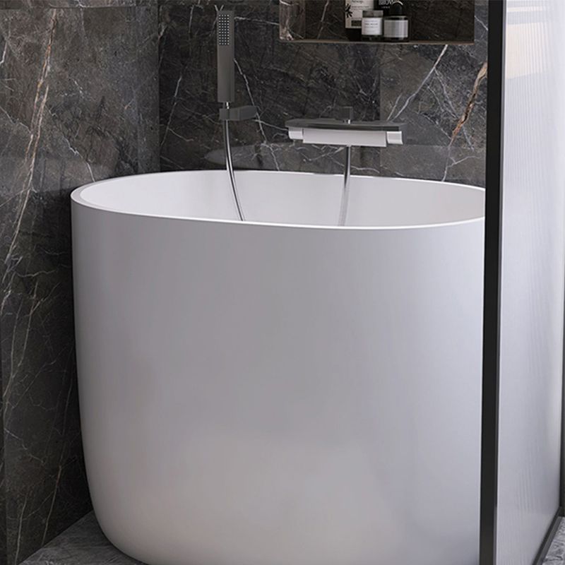 Modern Style Freestanding Bath Tub Acrylic Oval Bathtub in White Clearhalo 'Bathroom Remodel & Bathroom Fixtures' 'Bathtubs' 'Home Improvement' 'home_improvement' 'home_improvement_bathtubs' 'Showers & Bathtubs' 1200x1200_e06d5020-0126-46fd-9358-f7e1430bb8a5