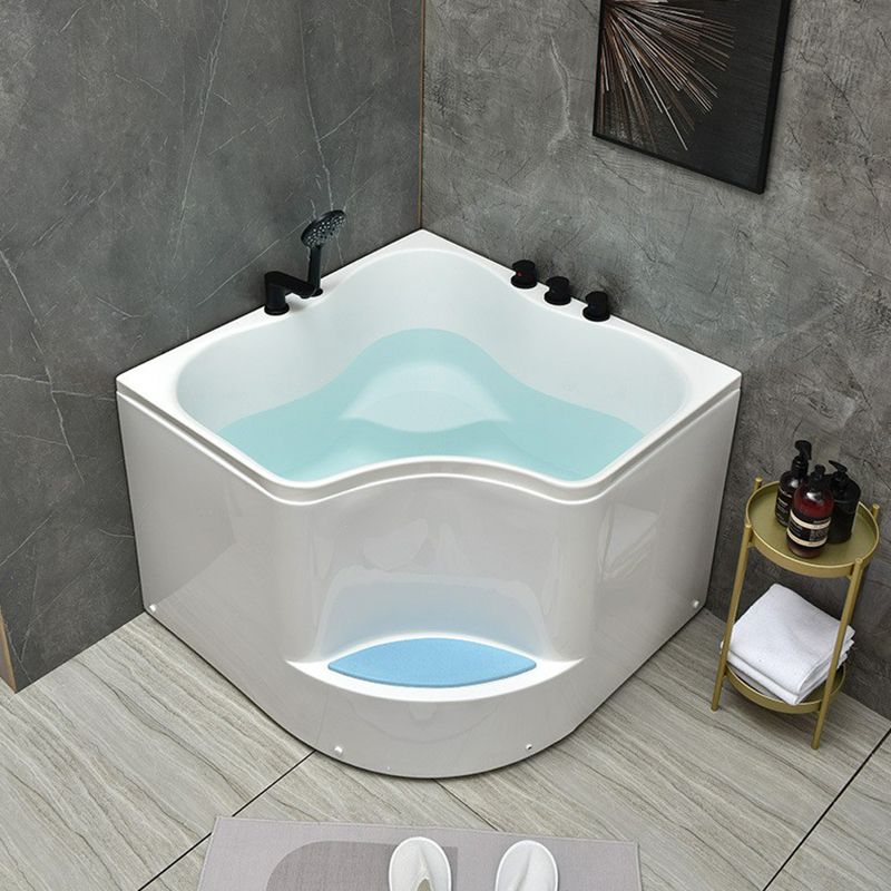 Modern Corner Soaking Bathtub White Acrylic Bathtub with Center-Front Drain Clearhalo 'Bathroom Remodel & Bathroom Fixtures' 'Bathtubs' 'Home Improvement' 'home_improvement' 'home_improvement_bathtubs' 'Showers & Bathtubs' 1200x1200_ee6b4ee6-3f23-4fc9-9d67-e40bbd70c4da