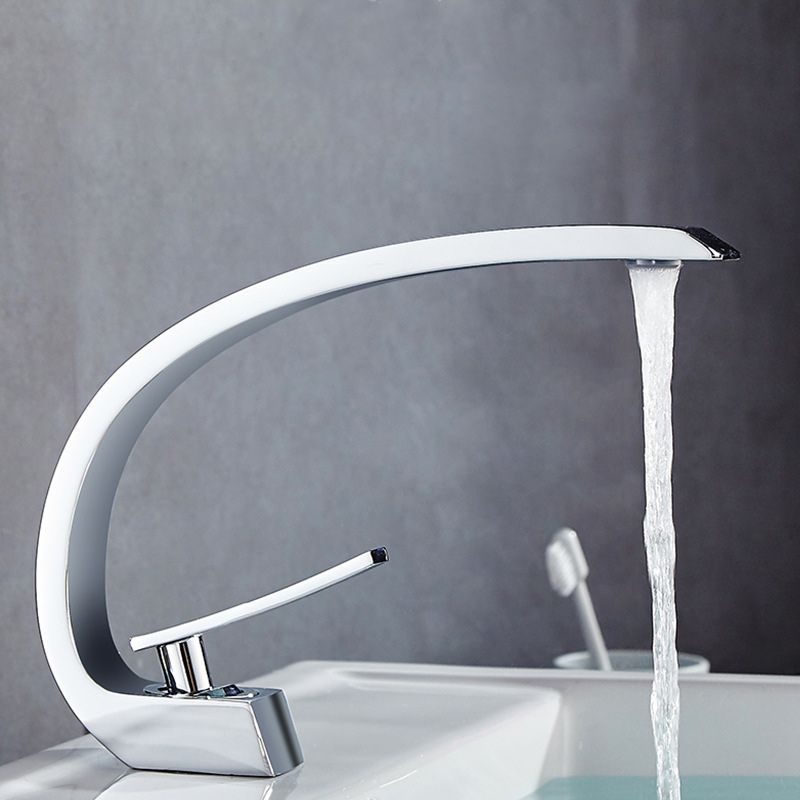 Light Luxury Bathroom Faucet Single Hole Basin Lavatory Faucet with Lever Handle Clearhalo 'bathroom_sink_faucets' 'Conjuntos de Torneiras de Lavatório e Banheiro' 'home_improvement' 'home_improvement_bathroom_sink_faucets' 'Mobiliário Doméstico' 'Página inicial' 'Renovação e equipamento de casa de banho' 'Torneira para lavatório de banheiro' 1200x1200_fe8930c2-727d-48dd-aa3a-30e240b730e9