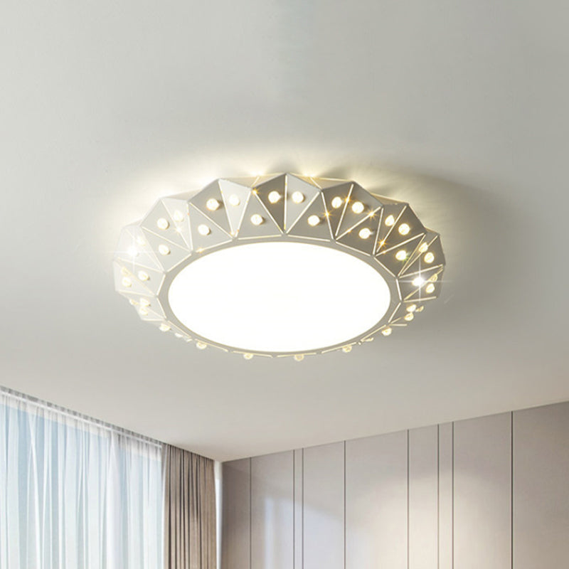 Faceted Round Flushmount Light with White Iron Shade Warm/White Light Modernism Led Foyer Ceiling Light, 16.5"/22.5" Wide Clearhalo 'Ceiling Lights' 'Close To Ceiling Lights' 'Close to ceiling' 'Flush mount' Lighting' 1434183