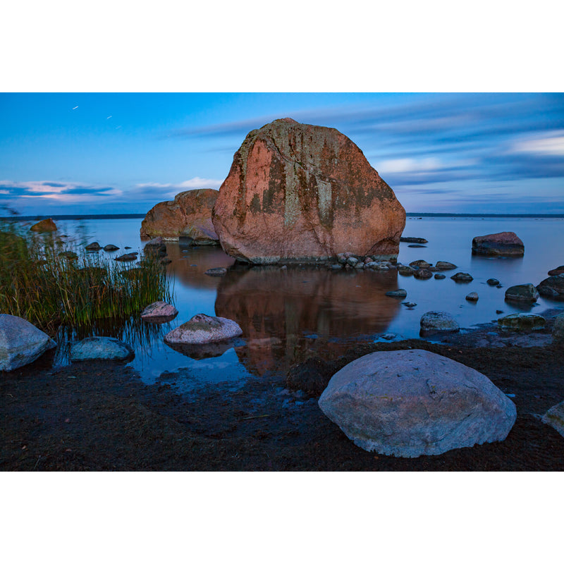 Tropics Evening Scene Mural Blue-Brown Rock on Mirrored Sea Shoal Wall Art for Bedroom Clearhalo 'Wall Decor' 'Wall Mural' 1469085