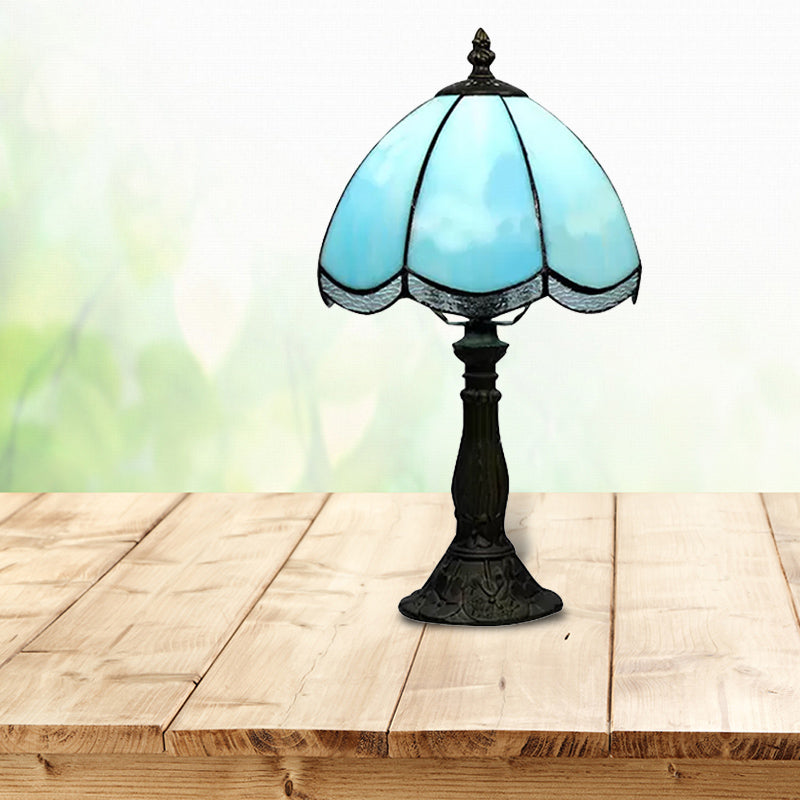 Traditional Scalloped Table Lighting 1 Light Stained Glass Indoor Lighting Fixture in Blue/White Blue Clearhalo 'Lamps' 'Table Lamps' Lighting' 170817