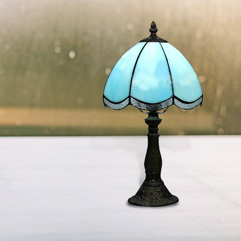 Traditional Scalloped Table Lighting 1 Light Stained Glass Indoor Lighting Fixture in Blue/White Clearhalo 'Lamps' 'Table Lamps' Lighting' 170818