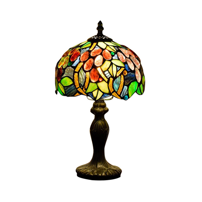 Tiffany Style Scalloped Edged Accent Lamp Stained Glass 1 Light Stunning Accent Table Lamp in Green Clearhalo 'Lamps' 'Table Lamps' Lighting' 182370