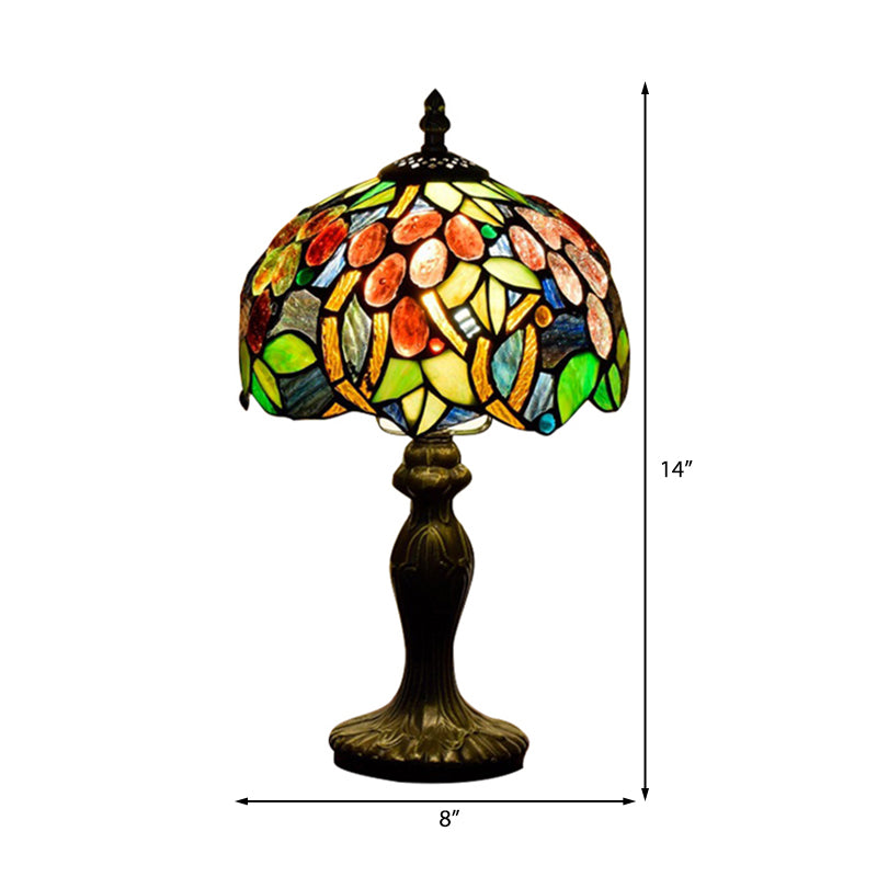 Tiffany Style Scalloped Edged Accent Lamp Stained Glass 1 Light Stunning Accent Table Lamp in Green Clearhalo 'Lamps' 'Table Lamps' Lighting' 182371