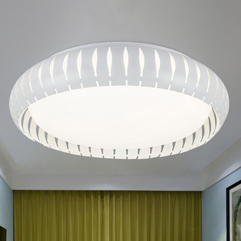 White/Black Circular Flush Mount Ceiling Light with Hollow Shade Simple Metal LED Ceiling Flush Mount for Living Room, 18.5"/22.5" Diameter White Clearhalo 'Ceiling Lights' 'Close To Ceiling Lights' 'Close to ceiling' 'Flush mount' Lighting' 236303