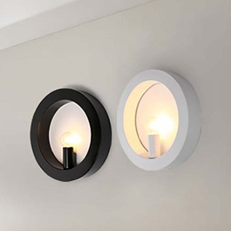Black/White Circle Wall Light Fixture 1 Light Simple Metallic Wall Lamp for Bedroom Hallway Clearhalo 'Cast Iron' 'Glass' 'Industrial' 'Modern wall lights' 'Modern' 'Tiffany' 'Traditional wall lights' 'Wall Lamps & Sconces' 'Wall Lights' Lighting' 242475