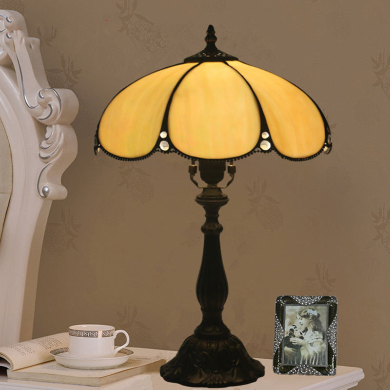 Beige Scalloped Table Lamp Baroque Stylish Single Head Stain Glass Nightstand for Bedroom Clearhalo 'Lamps' 'Table Lamps' Lighting' 287597