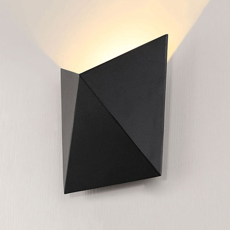 Geometric Metal Wall Sconce Light Modernism LED Black Wall Lighting in Warm/White Light Black Clearhalo 'Cast Iron' 'Glass' 'Industrial' 'Modern wall lights' 'Modern' 'Tiffany' 'Traditional wall lights' 'Wall Lamps & Sconces' 'Wall Lights' Lighting' 339488