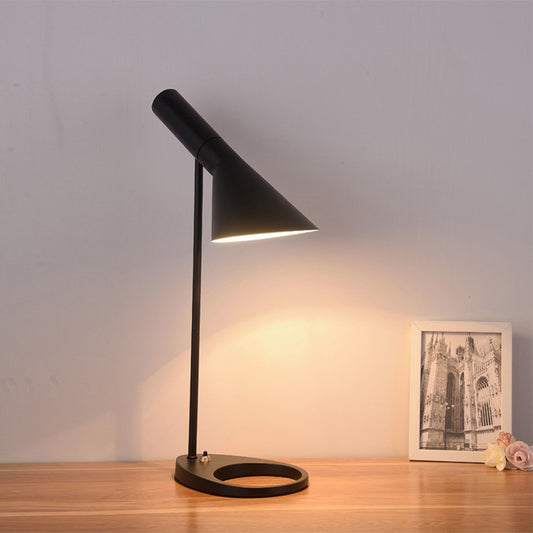 1 Bulb Bedside Task Lighting Modern Black Night Table Lamp with Flared Metal Shade Clearhalo 'Lamps' 'Table Lamps' Lighting' 400773