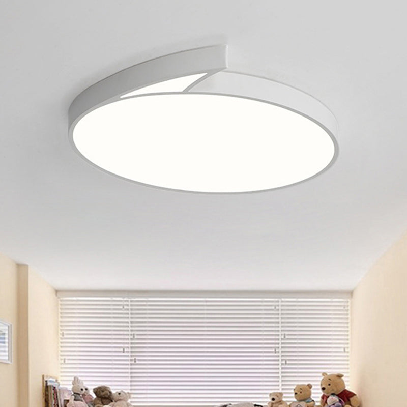 Black/White Round Flush-Mount Ceiling Fixture Modernist 18"/21.5" W LED Acrylic Flushmount with Fin Detail in White/Warm Light White Clearhalo 'Ceiling Lights' 'Close To Ceiling Lights' 'Close to ceiling' 'Flush mount' Lighting' 603619