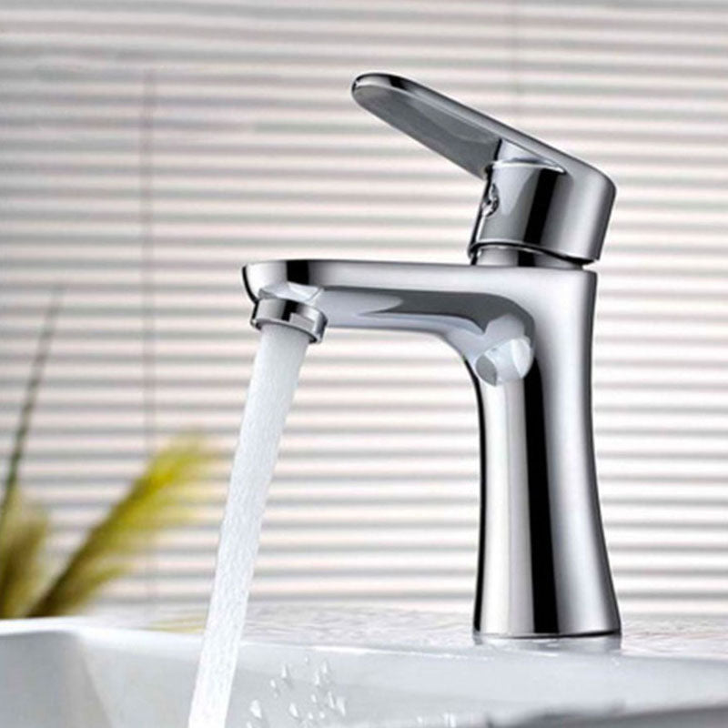 Single Handle Basin Lavatory Faucet Low Arc Brass Bathroom Faucet Prata Clearhalo 'bathroom_sink_faucets' 'Conjuntos de Torneiras de Lavatório e Banheiro' 'home_improvement' 'home_improvement_bathroom_sink_faucets' 'Mobiliário Doméstico' 'Página inicial' 'Renovação e equipamento de casa de banho' 'Torneira para lavatório de banheiro' 6039761