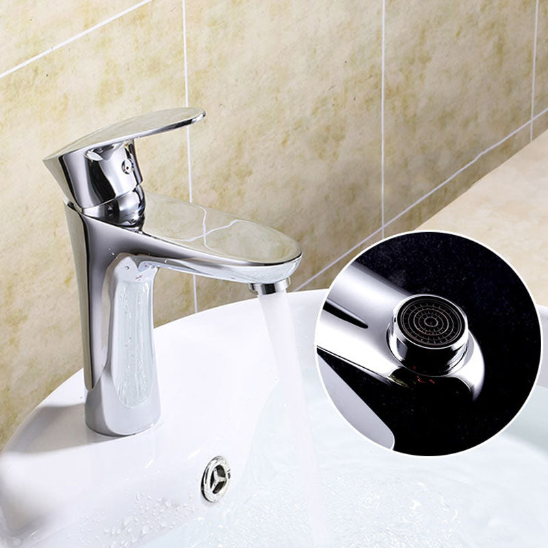 Single Handle Basin Lavatory Faucet Low Arc Brass Bathroom Faucet Clearhalo 'bathroom_sink_faucets' 'Conjuntos de Torneiras de Lavatório e Banheiro' 'home_improvement' 'home_improvement_bathroom_sink_faucets' 'Mobiliário Doméstico' 'Página inicial' 'Renovação e equipamento de casa de banho' 'Torneira para lavatório de banheiro' 6039770