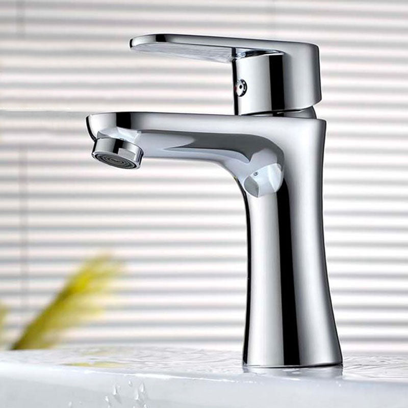 Single Handle Basin Lavatory Faucet Low Arc Brass Bathroom Faucet Clearhalo 'bathroom_sink_faucets' 'Conjuntos de Torneiras de Lavatório e Banheiro' 'home_improvement' 'home_improvement_bathroom_sink_faucets' 'Mobiliário Doméstico' 'Página inicial' 'Renovação e equipamento de casa de banho' 'Torneira para lavatório de banheiro' 6039789