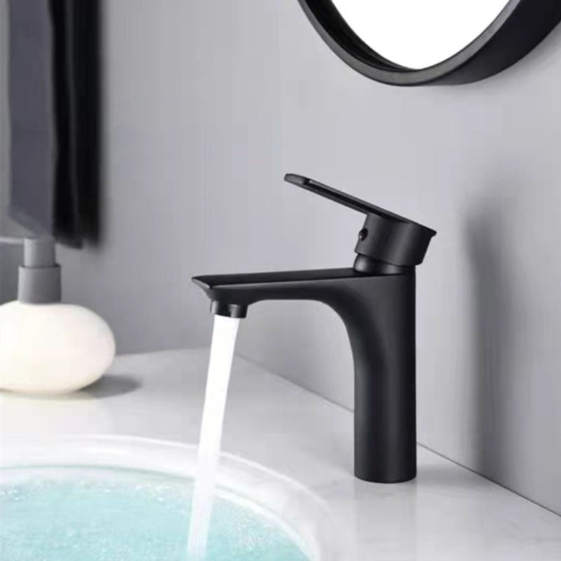 Modern Style Vessel Sink Faucet Lever Handle Copper Low Arc Vessel Faucet Negro 7" Clearhalo 'bathroom_sink_faucets' 'Conjunta de Baño y Conjunta de Grifo' 'Coronamiento de Baño y Dispositivo de Baño' 'Grifo del lavabo del baño' 'Hogar' 'home_improvement' 'home_improvement_bathroom_sink_faucets' 'Mejoras para el hogar' 6043350