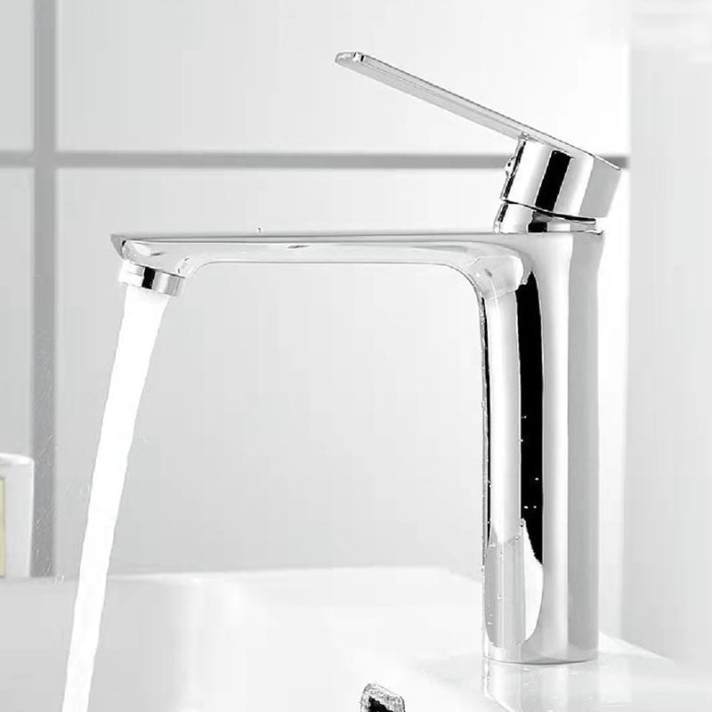 Modern Style Vessel Sink Faucet Lever Handle Copper Low Arc Vessel Faucet Clearhalo 'bathroom_sink_faucets' 'Conjunta de Baño y Conjunta de Grifo' 'Coronamiento de Baño y Dispositivo de Baño' 'Grifo del lavabo del baño' 'Hogar' 'home_improvement' 'home_improvement_bathroom_sink_faucets' 'Mejoras para el hogar' 6043364