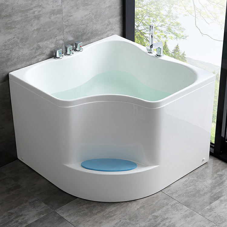 Modern Corner Soaking Bathtub White Acrylic Bathtub with Center-Front Drain Clearhalo 'Bathroom Remodel & Bathroom Fixtures' 'Bathtubs' 'Home Improvement' 'home_improvement' 'home_improvement_bathtubs' 'Showers & Bathtubs' 6176848