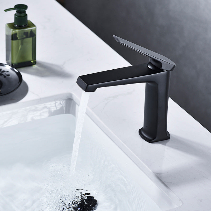 Modern Lavatory Faucet Brass Lever Handles Low Arc Bathroom Faucet Negro Clearhalo 'bathroom_sink_faucets' 'Conjunta de Baño y Conjunta de Grifo' 'Coronamiento de Baño y Dispositivo de Baño' 'Grifo del lavabo del baño' 'Hogar' 'home_improvement' 'home_improvement_bathroom_sink_faucets' 'Mejoras para el hogar' 6255441