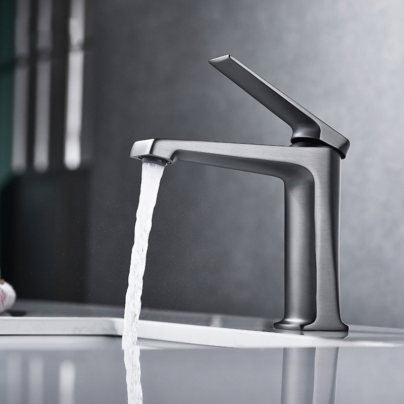 Modern Lavatory Faucet Brass Lever Handles Low Arc Bathroom Faucet Gris Clearhalo 'bathroom_sink_faucets' 'Conjunta de Baño y Conjunta de Grifo' 'Coronamiento de Baño y Dispositivo de Baño' 'Grifo del lavabo del baño' 'Hogar' 'home_improvement' 'home_improvement_bathroom_sink_faucets' 'Mejoras para el hogar' 6255442