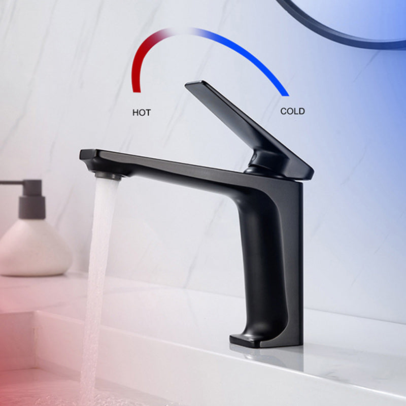 Modern Lavatory Faucet Brass Lever Handles Low Arc Bathroom Faucet Clearhalo 'bathroom_sink_faucets' 'Conjunta de Baño y Conjunta de Grifo' 'Coronamiento de Baño y Dispositivo de Baño' 'Grifo del lavabo del baño' 'Hogar' 'home_improvement' 'home_improvement_bathroom_sink_faucets' 'Mejoras para el hogar' 6255447