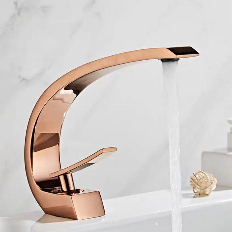 Light Luxury Bathroom Faucet Single Hole Basin Lavatory Faucet with Lever Handle Ouro Rosa Supply Lines Not Included Clearhalo 'bathroom_sink_faucets' 'Conjuntos de Torneiras de Lavatório e Banheiro' 'home_improvement' 'home_improvement_bathroom_sink_faucets' 'Mobiliário Doméstico' 'Página inicial' 'Renovação e equipamento de casa de banho' 'Torneira para lavatório de banheiro' 6272525