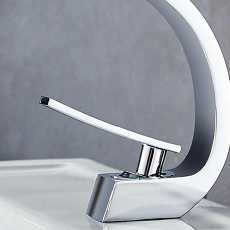 Light Luxury Bathroom Faucet Single Hole Basin Lavatory Faucet with Lever Handle Clearhalo 'bathroom_sink_faucets' 'Conjuntos de Torneiras de Lavatório e Banheiro' 'home_improvement' 'home_improvement_bathroom_sink_faucets' 'Mobiliário Doméstico' 'Página inicial' 'Renovação e equipamento de casa de banho' 'Torneira para lavatório de banheiro' 6272534