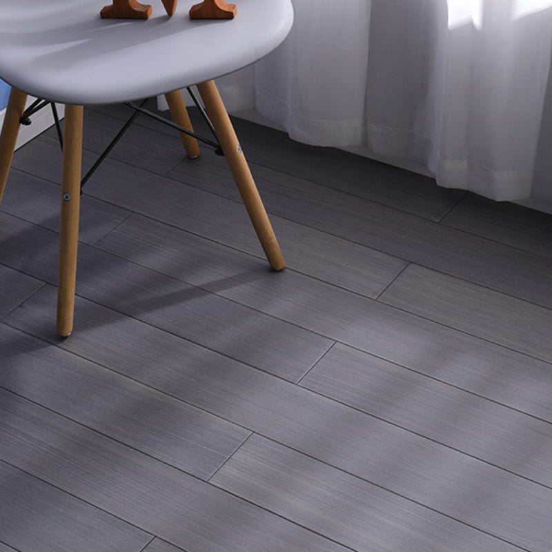 Trendy Laminate Flooring Wood Textured Indoor Laminate Floor Silver Gray Clearhalo 'Flooring 'Home Improvement' 'home_improvement' 'home_improvement_laminate_flooring' 'Laminate Flooring' 'laminate_flooring' Walls and Ceiling' 6511017