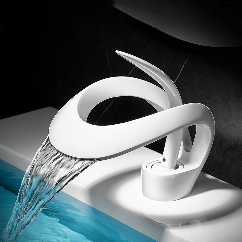 Unique Moedern Faucet Bathroom Lever Handle Waterfall Spout Faucet Blanco Clearhalo 'bathroom_sink_faucets' 'Conjunta de Baño y Conjunta de Grifo' 'Coronamiento de Baño y Dispositivo de Baño' 'Grifo del lavabo del baño' 'Hogar' 'home_improvement' 'home_improvement_bathroom_sink_faucets' 'Mejoras para el hogar' 7010731