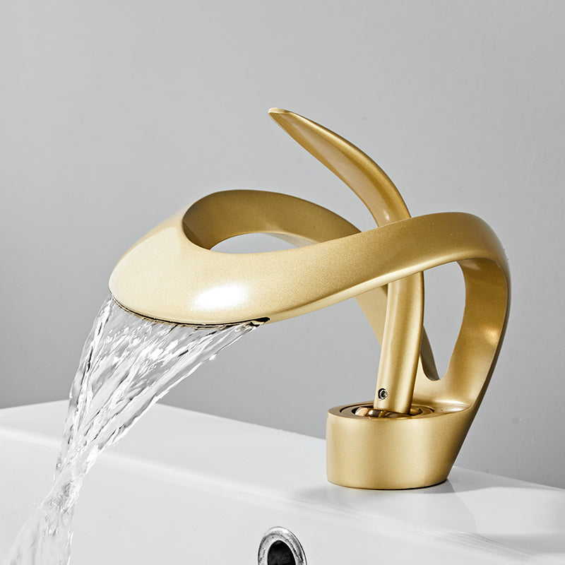 Unique Moedern Faucet Bathroom Lever Handle Waterfall Spout Faucet Dorado Clearhalo 'bathroom_sink_faucets' 'Conjunta de Baño y Conjunta de Grifo' 'Coronamiento de Baño y Dispositivo de Baño' 'Grifo del lavabo del baño' 'Hogar' 'home_improvement' 'home_improvement_bathroom_sink_faucets' 'Mejoras para el hogar' 7010733