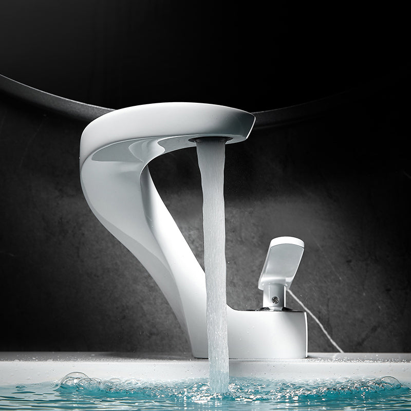 Single Hole Centerset Faucet Solid Color Lever Handles Centerset Bathroom Sink Faucet Prata Clearhalo 'bathroom_sink_faucets' 'Conjuntos de Torneiras de Lavatório e Banheiro' 'home_improvement' 'home_improvement_bathroom_sink_faucets' 'Mobiliário Doméstico' 'Página inicial' 'Renovação e equipamento de casa de banho' 'Torneira para lavatório de banheiro' 7037635