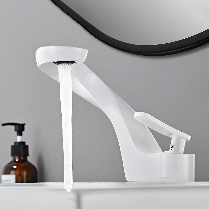 Single Hole Centerset Faucet Solid Color Lever Handles Centerset Bathroom Sink Faucet Branco Clearhalo 'bathroom_sink_faucets' 'Conjuntos de Torneiras de Lavatório e Banheiro' 'home_improvement' 'home_improvement_bathroom_sink_faucets' 'Mobiliário Doméstico' 'Página inicial' 'Renovação e equipamento de casa de banho' 'Torneira para lavatório de banheiro' 7037637