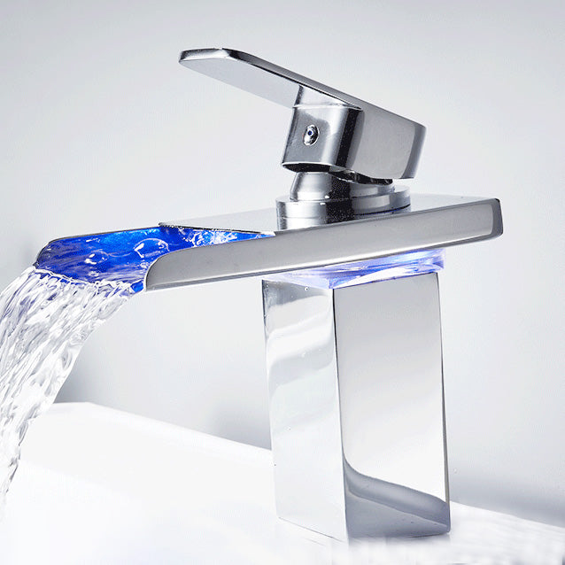 Bathroom LED Faucet Light Lever Handle Waterfall Spout Faucet Cromo Moderno Clearhalo 'bathroom_sink_faucets' 'Conjunta de Baño y Conjunta de Grifo' 'Coronamiento de Baño y Dispositivo de Baño' 'Grifo del lavabo del baño' 'Hogar' 'home_improvement' 'home_improvement_bathroom_sink_faucets' 'Mejoras para el hogar' 7110784