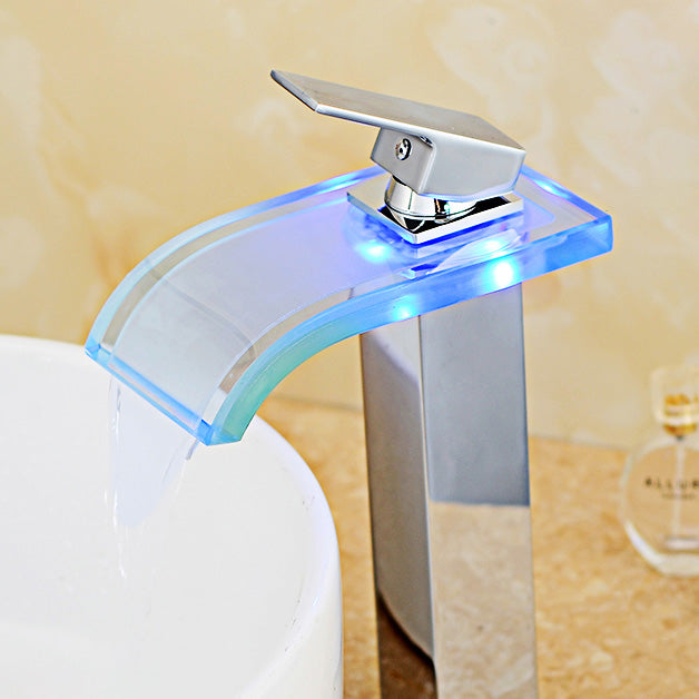 Bathroom LED Faucet Light Lever Handle Waterfall Spout Faucet Cromo Pulido Moderno Clearhalo 'bathroom_sink_faucets' 'Conjunta de Baño y Conjunta de Grifo' 'Coronamiento de Baño y Dispositivo de Baño' 'Grifo del lavabo del baño' 'Hogar' 'home_improvement' 'home_improvement_bathroom_sink_faucets' 'Mejoras para el hogar' 7110789